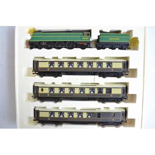 119 - Hornby limited edition OO gauge R2661M Bournemouth Belle train pack with West Country/Battle Of Brit... 