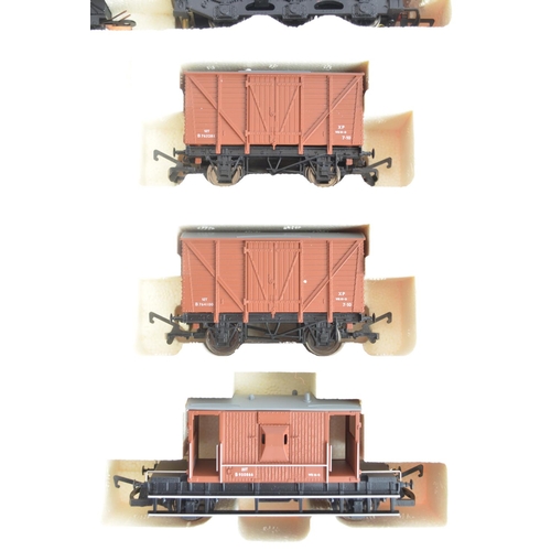 122 - Hornby limited edition OO gauge R2139 Fitted Freight train pack with BR Class 9 2-10-0 electric stea... 