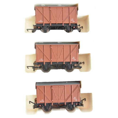 122 - Hornby limited edition OO gauge R2139 Fitted Freight train pack with BR Class 9 2-10-0 electric stea... 