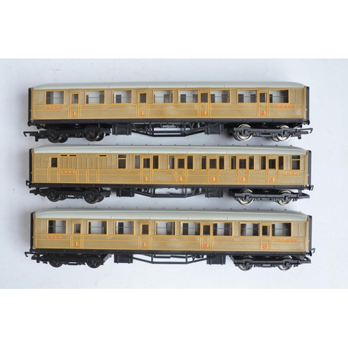 126 - Hornby R1072 Flying Scotsman electric train set (incomplete, loco and 3 teak coaches with sealed acc... 