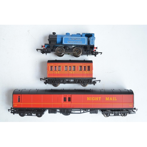 137 - Two Hornby OO gauge boxed train sets to include R1233 Christmas Train Set (contents in mint conditio... 