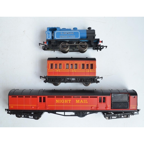 137 - Two Hornby OO gauge boxed train sets to include R1233 Christmas Train Set (contents in mint conditio... 