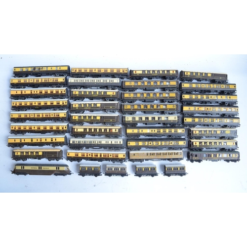 147 - Collection of previously run unboxed OO gauge passenger coaches to include Hornby, Tri-ang and Hornb... 