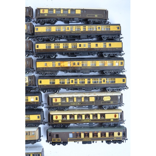 147 - Collection of previously run unboxed OO gauge passenger coaches to include Hornby, Tri-ang and Hornb... 