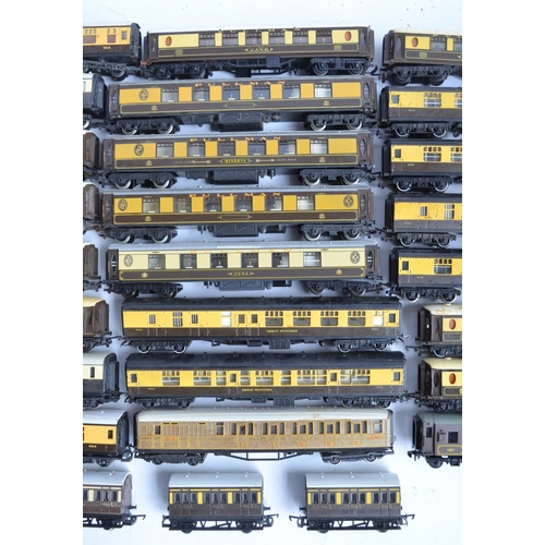 147 - Collection of previously run unboxed OO gauge passenger coaches to include Hornby, Tri-ang and Hornb... 