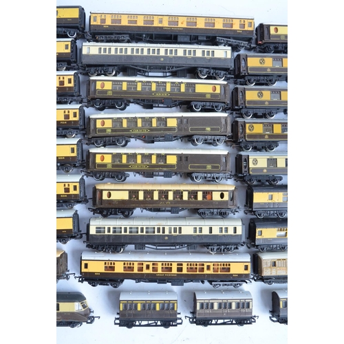 147 - Collection of previously run unboxed OO gauge passenger coaches to include Hornby, Tri-ang and Hornb... 