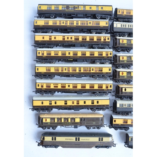 147 - Collection of previously run unboxed OO gauge passenger coaches to include Hornby, Tri-ang and Hornb... 