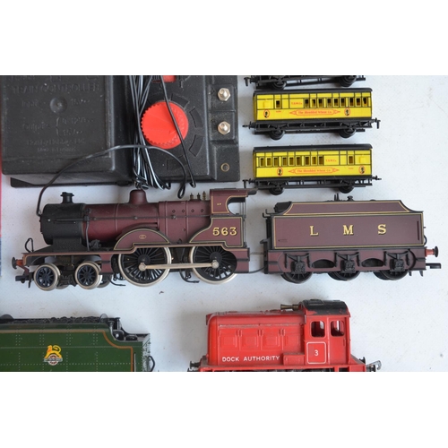 152 - Collection of train models to include OO gauge Airfix Euston To Manchester boxed set (box very poor ... 