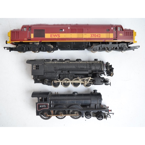 153 - Collection of previously used OO and HO gauge train models to include a Hornby Class A4 'Silver Fox'... 