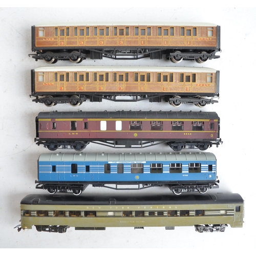 153 - Collection of previously used OO and HO gauge train models to include a Hornby Class A4 'Silver Fox'... 