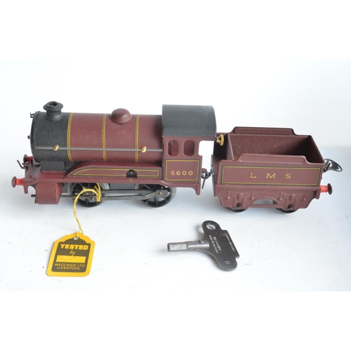 155 - Vintage Hornby Meccano O gauge No601 clockwork goods train set with 0-4-0 loco, tender and 3 goods w... 