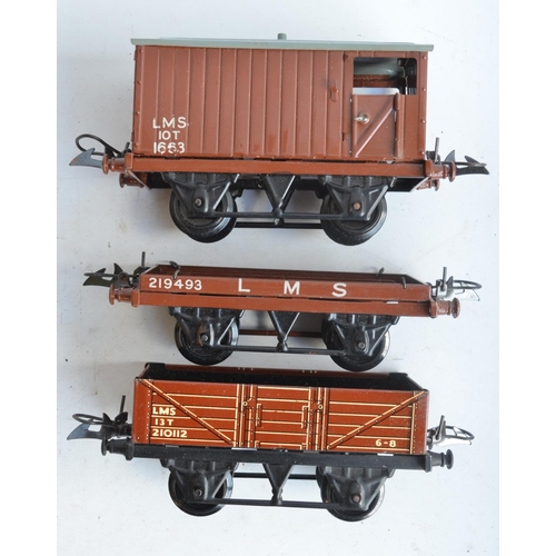 155 - Vintage Hornby Meccano O gauge No601 clockwork goods train set with 0-4-0 loco, tender and 3 goods w... 