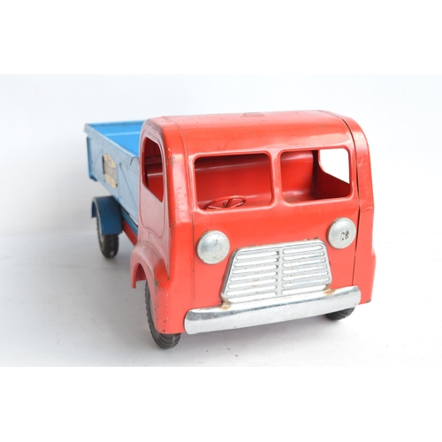 168 - Large scale vintage 1960's Tri-ang Series 300 pressed steel tipper truck in very good condition for ... 