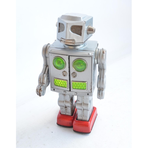 176 - Charming vintage (C1960's) Japanese made battery powered tinplate robot figure in good external cond... 