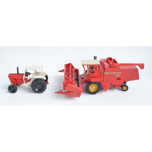 184 - Collection of 1/32 farm models, plastic and diecast to include Britain's 9592 Massey Ferguson Tracto... 