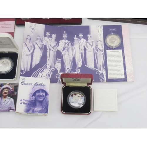 716 - Small wood case cont. The Queen Mother Centenary Collection $10 Fiji & £2 Falkland Islands, HM Queen... 