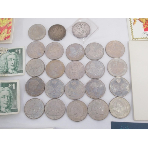 783 - Mixed collection of British coins to inc. 21 £5 coins, 12 commemorative £2 coins, 1935 Crown, 1895 C... 