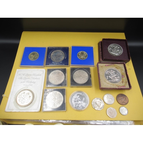 747 - Large mixed collection of British coins and bank notes to inc. commemorative £2 coins (approx 247) 5... 