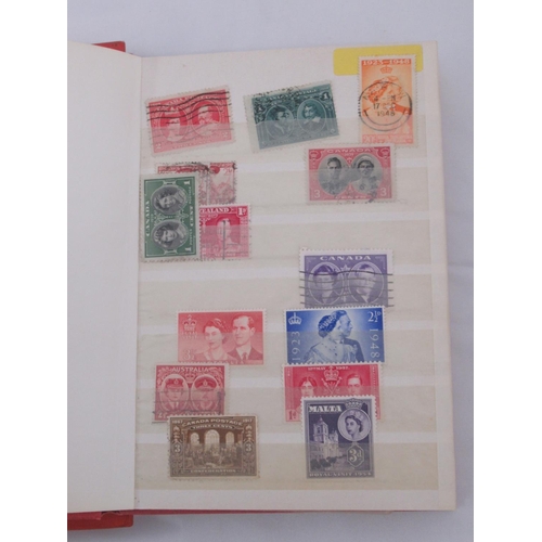 822 - Assorted collection of GB, commonwealth and International stamps to inc. stamp book of GB Postage Du... 