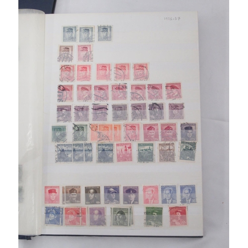 823 - Assorted collection of International stamps to inc. folder w/slip-case of c20th Vatican stamps, a st... 