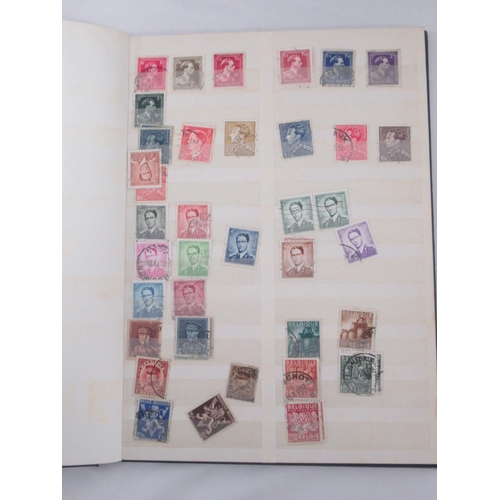 823 - Assorted collection of International stamps to inc. folder w/slip-case of c20th Vatican stamps, a st... 