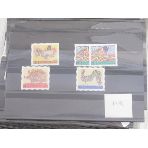 827 - Assorted collection of German Stamp sets, Air World and International Covers, & mixed stamp booklets... 