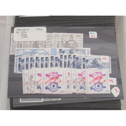 827 - Assorted collection of German Stamp sets, Air World and International Covers, & mixed stamp booklets... 