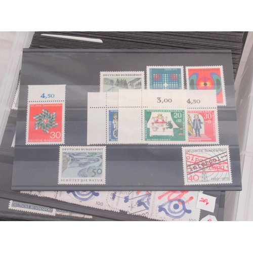 827 - Assorted collection of German Stamp sets, Air World and International Covers, & mixed stamp booklets... 