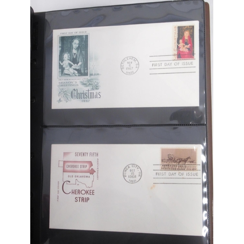 830 - Davo Liechtenstein stamp album, 2 stamp albums cont. various world stamps, Davo USA stamp album and ... 