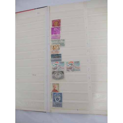 834 - 2 stamp folders cont. mixed international stamps relating to birds, a stamp album cont. mixed intern... 