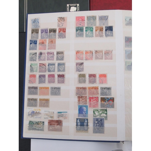 844 - Assorted collection of International and British stamps in 15 folders/albums