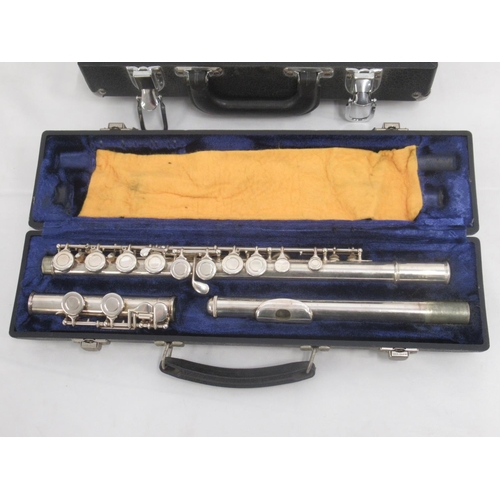 924 - Cased Boosey & Hawkes Series 2-20 clarinet and a cased Blessing Elkhart flue (2)