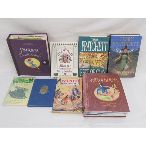 900 - Assorted collection of Terry Pratchett and fantasy books to inc. Feet of Clay, Victor Gollancz 1st E... 