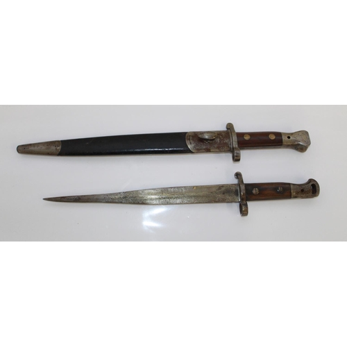 1088 - Lee Metford 1888 pattern bayonet, complete with original leather scabbard, with VR crowned-cypher to... 