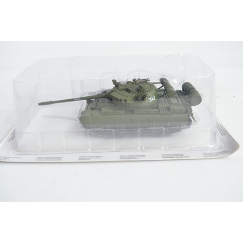 236 - Collection of diecast armour models including 24 cased 1/72 tanks from DeAgostini (no magazines), a ... 