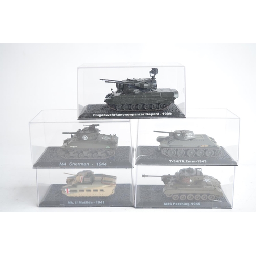 237 - Collection of 1/72 scale diecast WWII to modern armour models to include 23 DeAgostini examples (no ... 