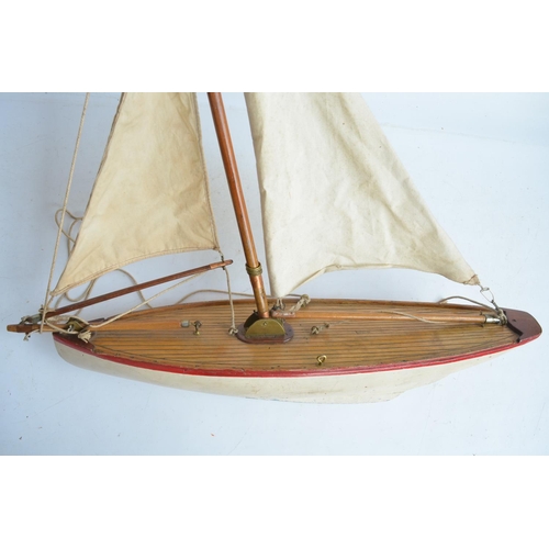 260 - Large vintage wooden pond racer style model yacht with solid carved hull, no makers marks, rudder fi... 