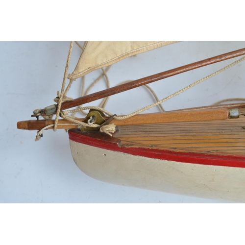 260 - Large vintage wooden pond racer style model yacht with solid carved hull, no makers marks, rudder fi... 