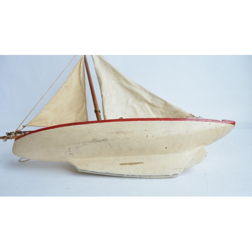 260 - Large vintage wooden pond racer style model yacht with solid carved hull, no makers marks, rudder fi... 