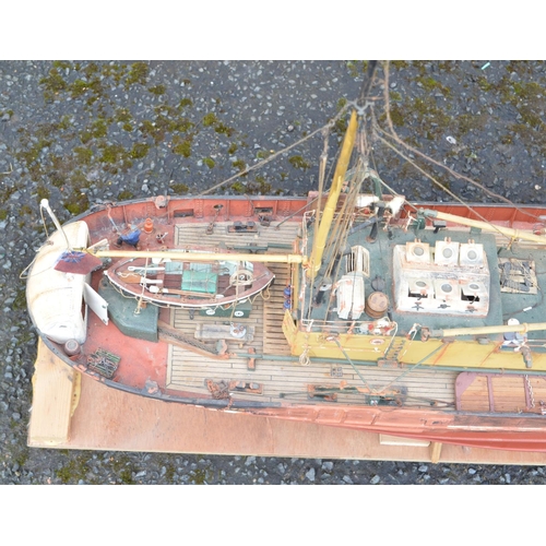 262 - Large radio controlled model of the oceanic trawler 'Boston Typhoon' of Fleetwood, fibre glass hull ... 