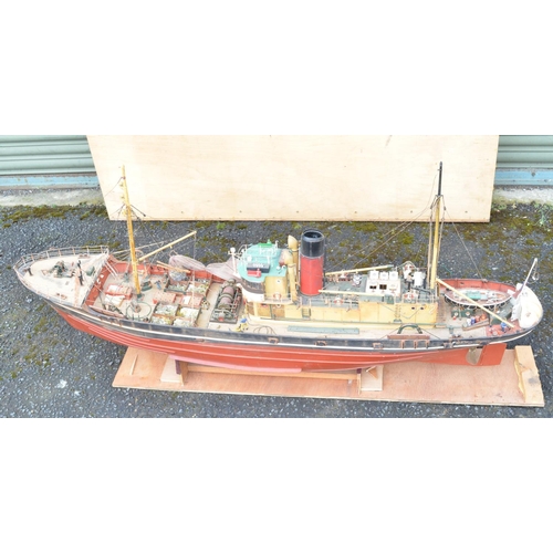 262 - Large radio controlled model of the oceanic trawler 'Boston Typhoon' of Fleetwood, fibre glass hull ... 