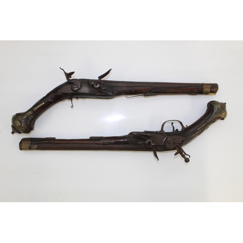 1110 - Pair of circa late 18th century Ottoman flintlock pistols. With decorative engravings to barrels and... 