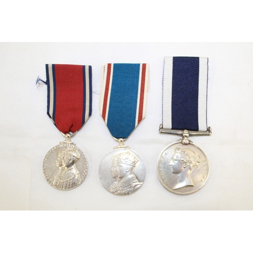 1122 - Collection of medals of various styles and eras, to comprise a Saudi Arabian Gulf War Combat medal, ... 