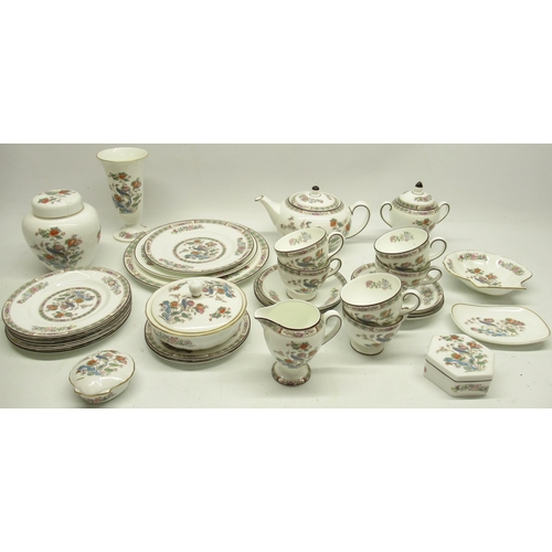 1197 - Collection of Wedgwood Kutani Crane pattern teaware and decorative items, incl. teapot, vase, teacup... 