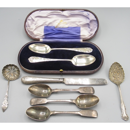 1257 - Two cased Edwardian silver spoons by Josiah Williams & Co, London, 1905, Edwardian silver repousse s... 