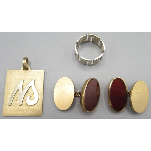 1261 - 9ct gold cornelian cuff links, stamped 375, 9ct gold rectangular pendant with initial on, stamped 37... 