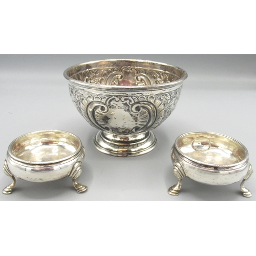 1262 - Edward V11 silver circular pedestal sugar bowl, all over repousse decorated with foliage, scrolls an... 