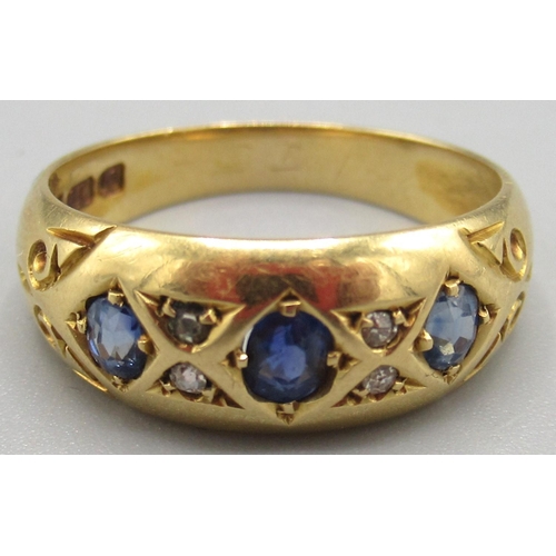 1020 - Victorian 18ct yellow gold ring set with three sapphires separated by smaller diamonds, stamped 18, ... 