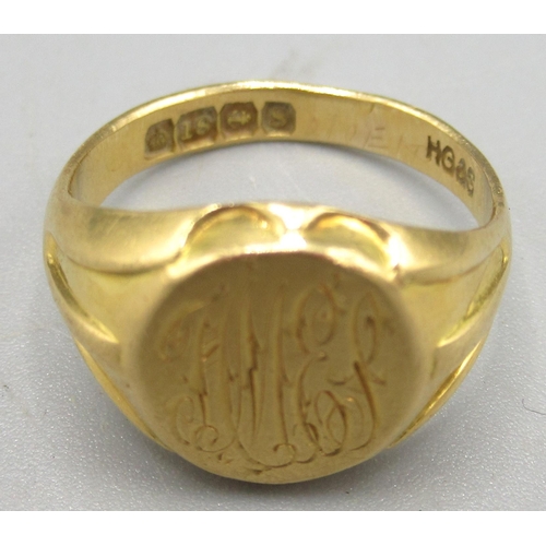 1024 - 18ct yellow gold signet ring with engraved initials to round face, stamped 18, size J1/2, 6.4g