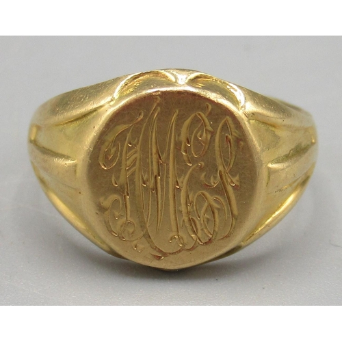 1024 - 18ct yellow gold signet ring with engraved initials to round face, stamped 18, size J1/2, 6.4g